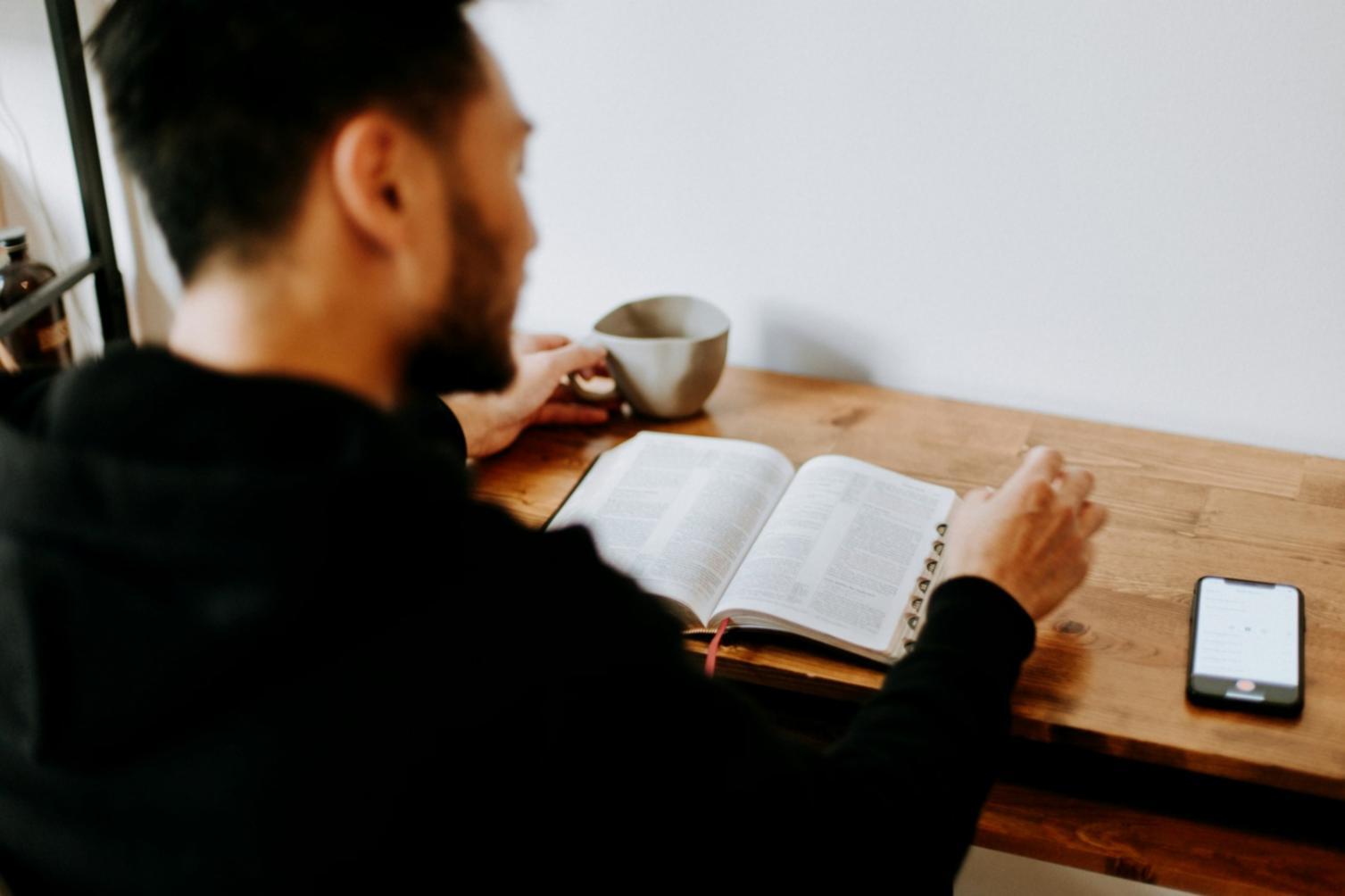 Espace de travail à domicile organisé avec gestion financière